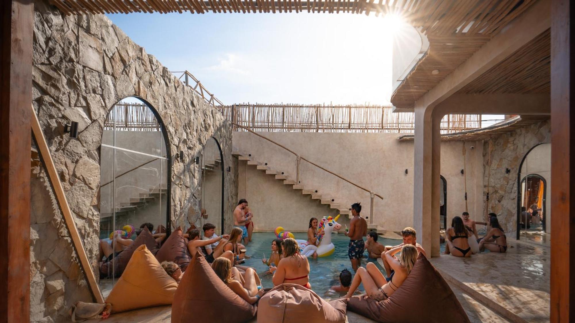 Atlas Gili Party Hostel غيلي تراوانغان المظهر الخارجي الصورة